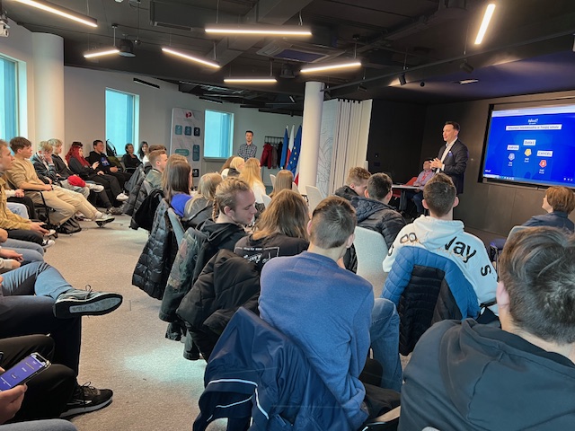 Uczniowie z Powiatowego Zespołu Szkół Ponadpodstawowych w Serocku gośćmi Urzędu Patentowego RP