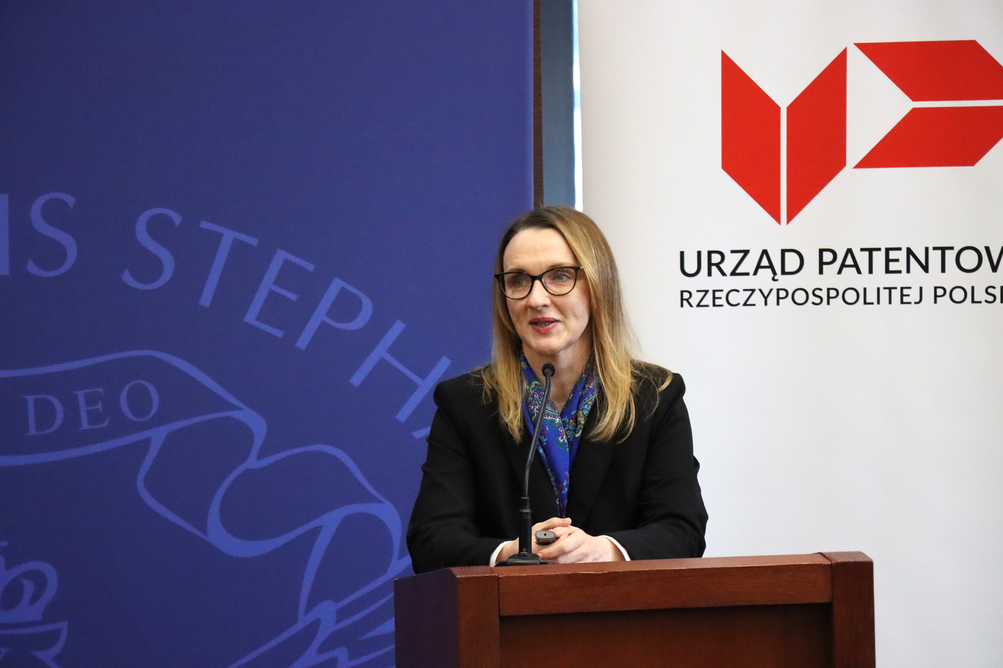 Konferencja pod tytułem Od AI do kwantów. Przełomowe technologie a system ochrony własności intelektualnej zorganizowana przez Urząd Patentowy RP i Uniwersytet Kardynała Stefana Wyszyńskiego w Warszawie