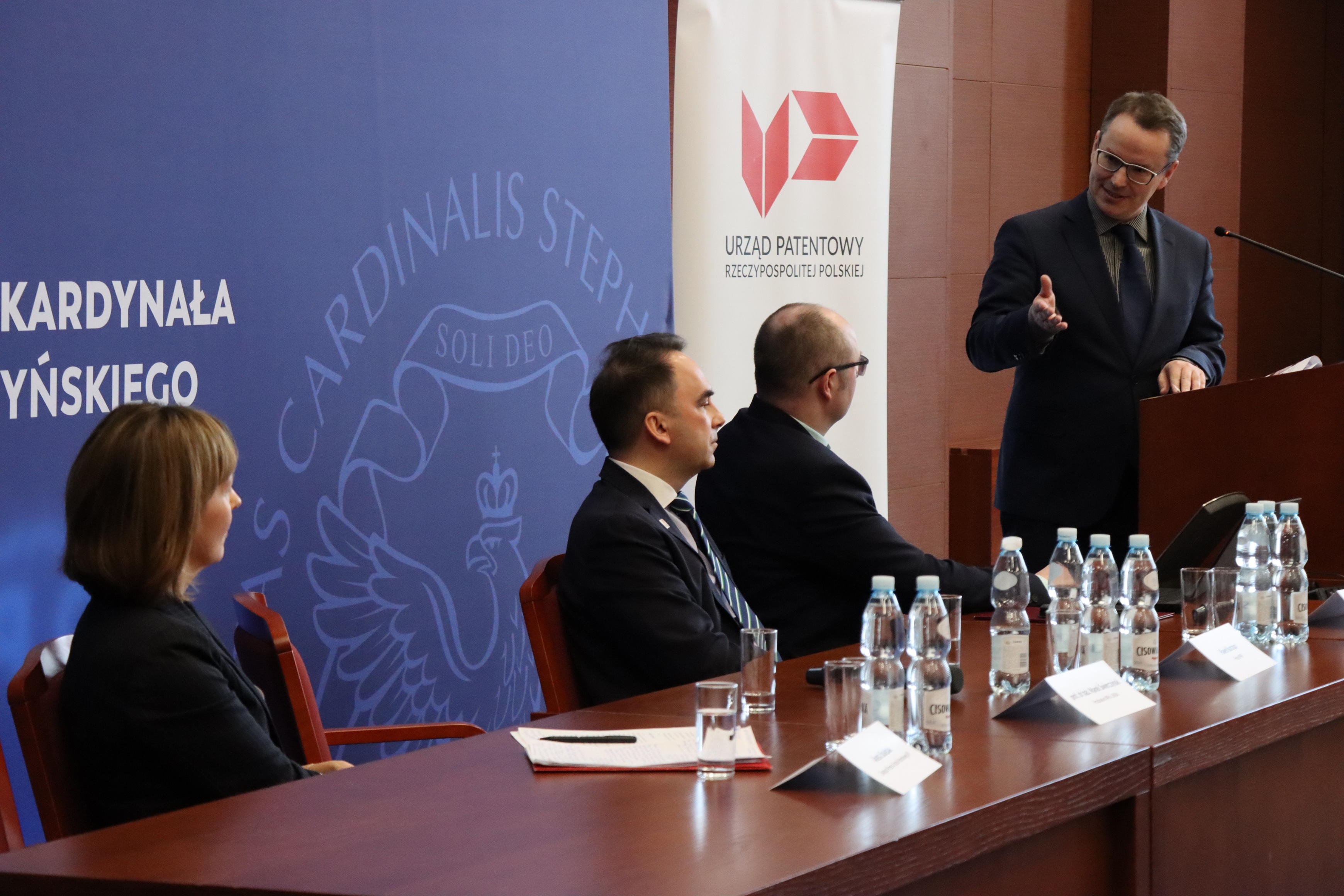 Konferencja pod tytułem Od AI do kwantów. Przełomowe technologie a system ochrony własności intelektualnej zorganizowana przez Urząd Patentowy RP i Uniwersytet Kardynała Stefana Wyszyńskiego w Warszawie
