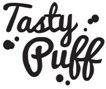 Czarny napis Tasty Puff w dwóch liniach stylizowany na odręczny wokół czarne kropki małe i średnie przypominające kleksy